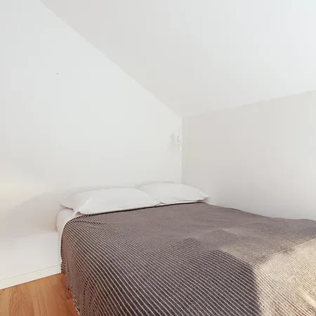 - 800 M Far From Lancetti Station Apartment *